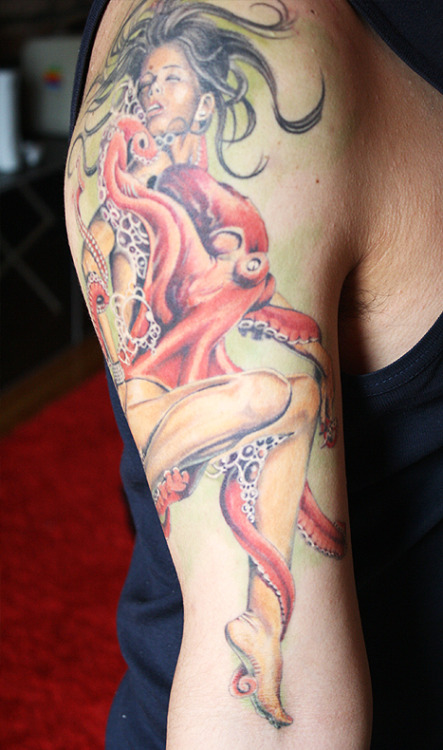 fuckyeahtattoos Octopus Tattoo based off Hajime Sorayama 39s painting