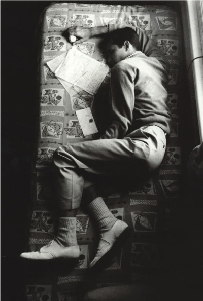 eeelizabeth:snakecharmer:   Anthony Perkins sleeping between takes on the set of Psycho, 1960. (via unpunk)
