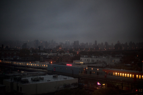 fromme-toyou:  A subway train pulling into Astoria, Queens in the rain 