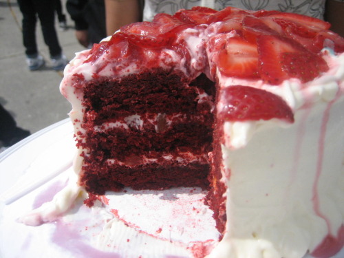 black and white wedding cakes with red. from omgsexyfood. damn~ i