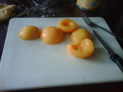 I’m cutting some peaches since I’m mnaking a pie :D