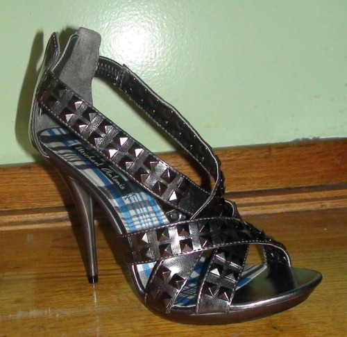 darlingdynomite:  Got my prom shoes, now all I need is a prom date.