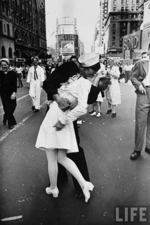 famous times square kiss. Day Kiss Times Square Kiss