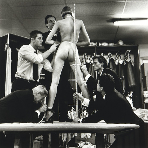 Helmut Newton (Men Measuring Woman, Monte-Carlo -1996)
algibeira:
(via pentup)