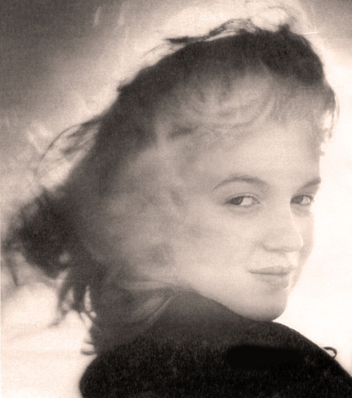 A young Marilyn Monroe ihatemusic1943 Vintage Beauty 25via hotparade