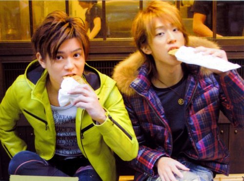 This photoshoot is SO CUTE. It’s like their on a date <3 and I love Shige’s bright green Jacket!