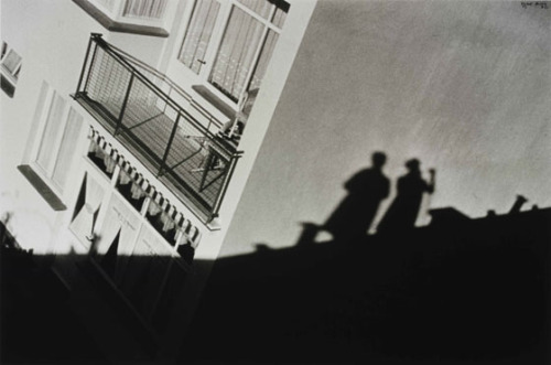 Ilse Bing, Hellerhofsiedlung Frankfurt - My shadow and the shadow of the architect Mart Stam on the roof, 1930 (via Gunther Stephan)