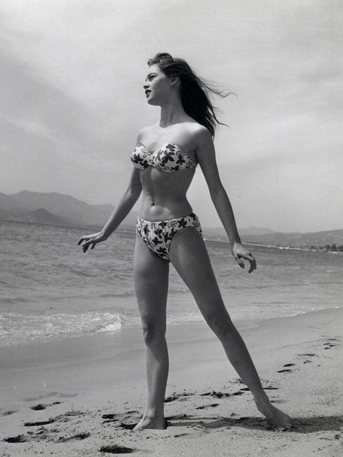 Young Brigitte Bardot sur la plage