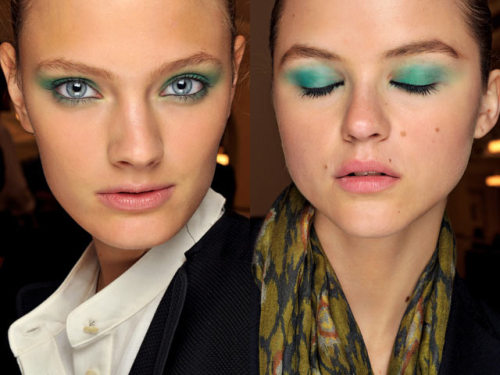 green eyeshadow for blue eyes. green makeup, lue eyes