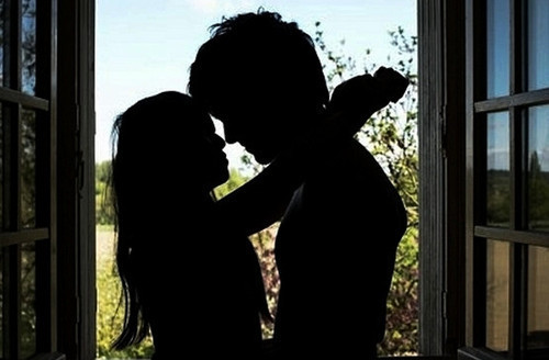 couple kissing silhouette. silhouette couples kissing