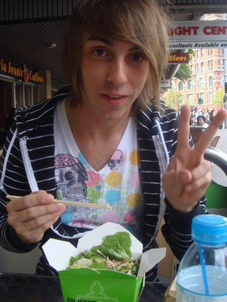 fuckyeahsixtyninebro Only Alex Gaskarth could make eating a salad 