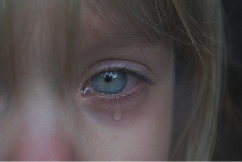 ddenis2:

Quando uma pessoa chora e a primeira gota de lágrimas vem do olho direito, significa que ela está chorando de  felicidade, mas quando a primeira vem do olho  esquerdo, significa que ela ta chorando de dor. 