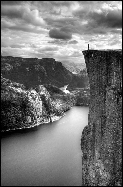 Norwegian landscape photographed by Maciej Duczynski 