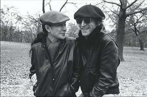 apenasumpassatempo:

Perguntaram a John Lennon:
- Por que você não pode ficar sozinho, sem a Yoko?
E ele respondeu:
- Eu posso, mas não quero. Não existe razão no mundo porque eu devesse ficar sem ela. Não existe nada mais importante do que o nosso relacionamento, nada. E nós curtimos estar juntos o tempo todo. Nós dois poderíamos sobreviver separados, mas pra quê? Eu não vou sacrificar o amor, o verdadeiro amor, por nenhuma piranha, nenhum amigo e nenhum negócio, porque no fim você acaba ficando sozinho à noite. Nenhum de nós quer isto, e não adianta encher a cama de transa, isso não funciona. Eu não quero ser um libertino. É como eu digo na música, eu já passei por tudo isso, e nada funciona melhor do que ter alguém que você ame te abraçando.

