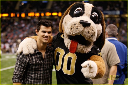 Taylor Lautner @ Saints Game on Sunday 12/12.  Jealous of that dog!! Daaaaang!