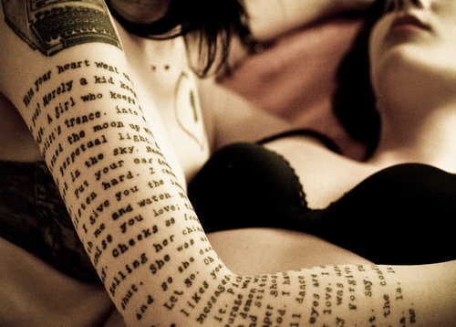 That's GG model Whittaker with the typewriter/text tattoo. this is so cool.