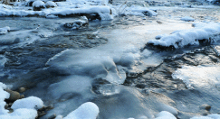 River half-frozen, half-flowing