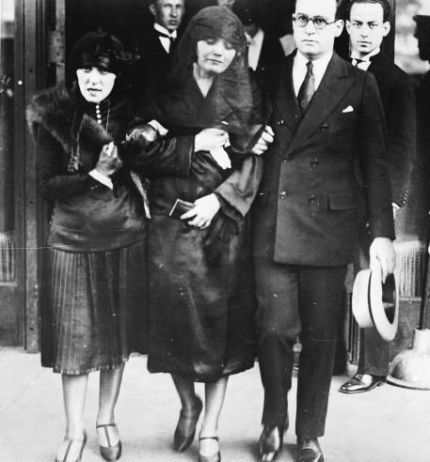 Pola Negri en el funeral de Rodolfo Valentino 1926