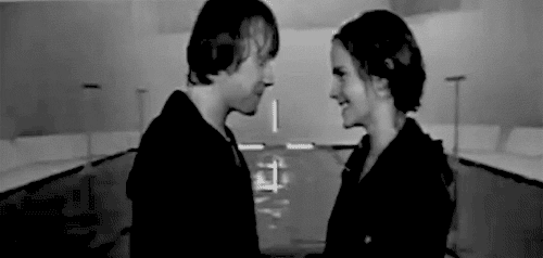 sorriaedisfarce:

Rupert Grint: Se um de nós morrer até lá não precisaremos gravar o beijo. 
Emma Watson: Você está dizendo que prefere morrer a me beijar?
