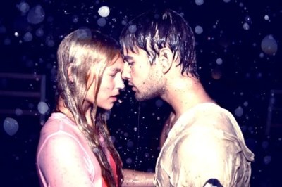 therealthis:

Ele: Qual é seu sonho? 
Ela: Ser beijada na chuva…E o seu?
Ele: Ser o cara que te beija.

