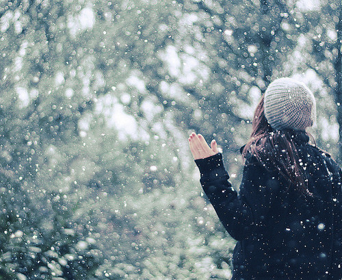 Jesus, obrigada por cada gota da chuva que cai em meu rosto. Obrigada por cada floco de neve que cai em mim. Pois eu sei que, como as gotas desta chuva que cai, vindas do céu, assim, Tu vieste até a mim.
by: Sara Camargo