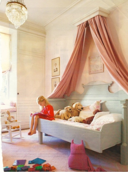pinkpersimmon:

Renovation Style Girl’s Room