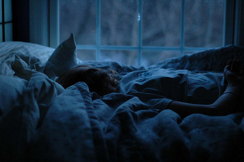 minhavidasemti:

Já virou rotina, todas as noites deitar a cabeça no travesseiro e pensar em você antes de dormir.
