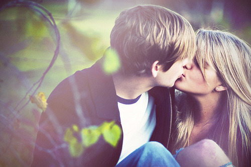        Que o abraço dê segurança, que o beijo seja intenso e o ‘eu te amo’ seja real. (Cometobelieeve)