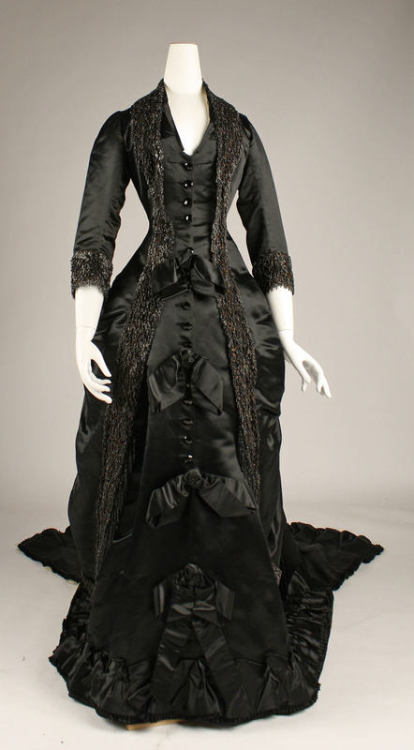 omgthatdress:  Emile Pingat dinner dress ca. 1877-1880 via The Costume Institute of The Metropolitan Museum of Art 