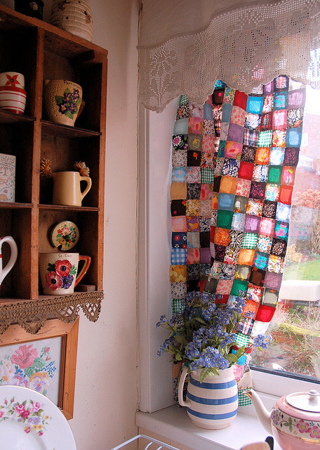 batixa:

patchwork curtains (by Jane)
