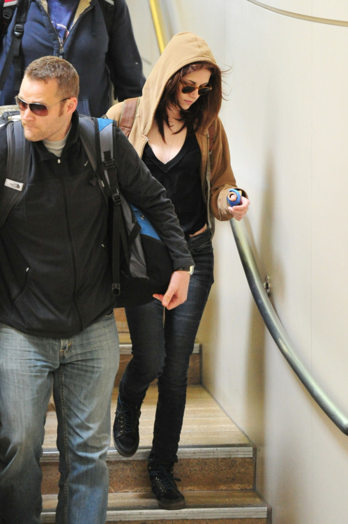 Kristen arriving at LAX - February 18, 2011. Tags: Kristen Stewart candid