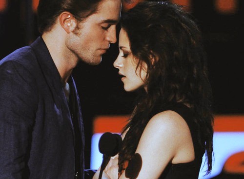 
Edward: Se você pudesse ter qualquer coisa no mundo, qualquer coisa, o que seria?
Bella: Você.
Edward: Algo que você ainda não tenha.
