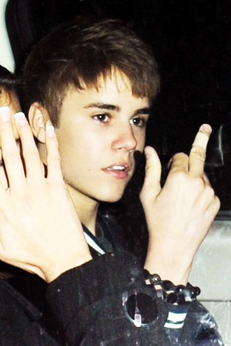 justin bieber middle finger to paparazzi. Tagged: justin bieber, .