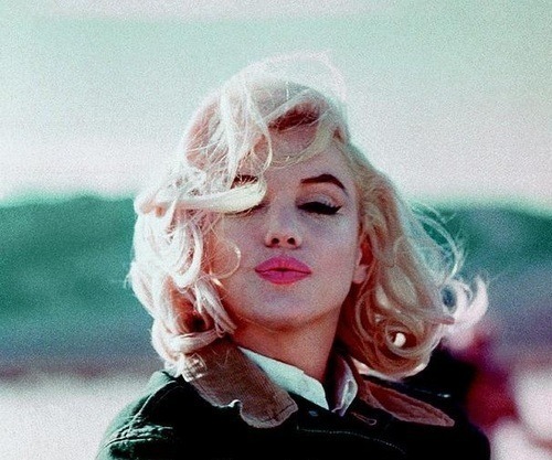Não está faltando homem, está faltando amor.
Marilyn Monroe