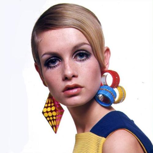 oh hey Twiggy, what a nice bouquet of earrings you’re sporting