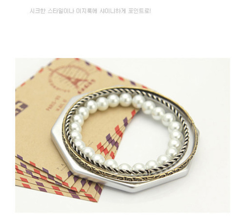 Trendy Four Layer Bangle - Silver - Alloy
Code : BNG 016
Price : RM 15
Material :AlloyColor:Silver Measurement: Diameter:7cm Weight:40g