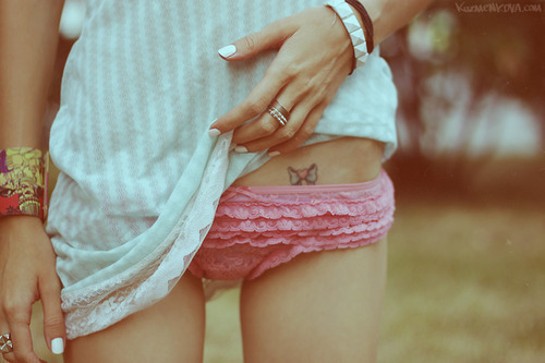 girl tattoos on hip. Tattoos On Hip Bone For Girls.