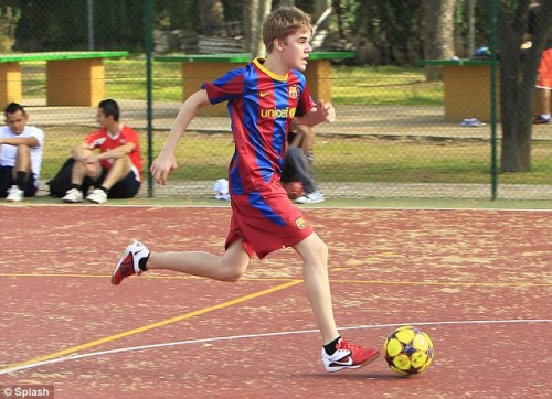 bieber playing soccer. JUSTIN BIEBER PLAYING SOCCER