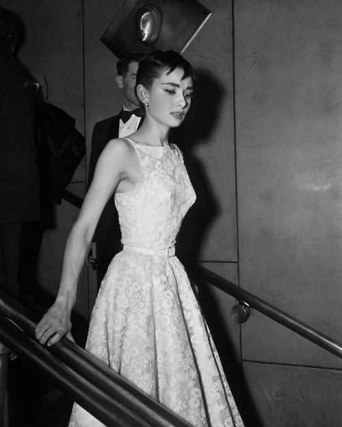 Audrey Hepburn&#8217;s height was: 5&#8217; 7&#8221;.Audrey Hepburn&#8217;s weight was: 110 p.Audrey Hepburn&#8217;s Shoes Size was: 8, 8&#160;1/2.Eyes:brown.Hair:brown.Figure:32-20-35.
http://www.pro-thinspo.com/audreyhepburn.html



