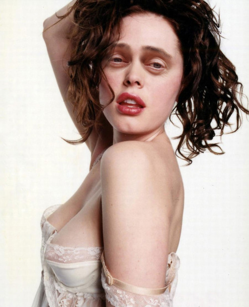 Rose McGowan ends up looking like Helena Bonham Carter