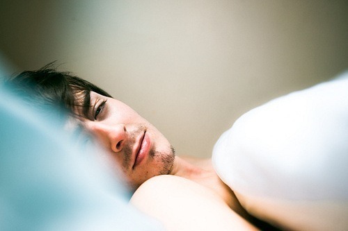 lovestupid:

Eu sei como é ter que ir dormir com um aperto enorme no peito.  
N. Martins
