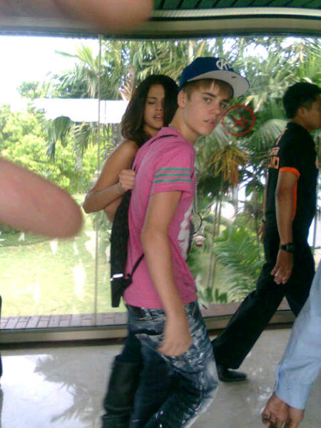 justin bieber indonesia airport. Justin and Selena at Soetta