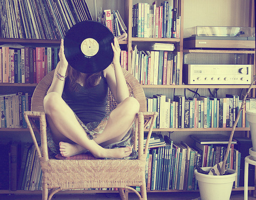 oisoubipolar:

Encontro na música a paz que não tenho na realidade. (gb)
