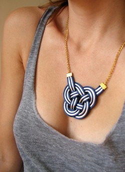 I hate unsourced photos. I love this necklace.