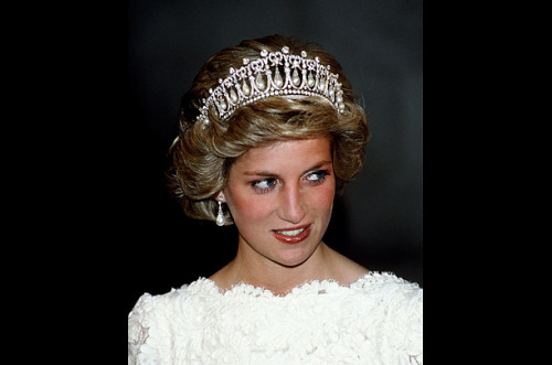 princess diana wedding tiara. Princess Diana later returned