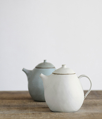 oieouio:

Jurgen Lehl | Babaghuri teapots from Analogue life: 
Lightweight pottery molded from gourds and coconuts in shapes that are subtly altered by the firing process, making each item uniquely different from the others. 

Analogue life posted by l’Art de la Curiosité

