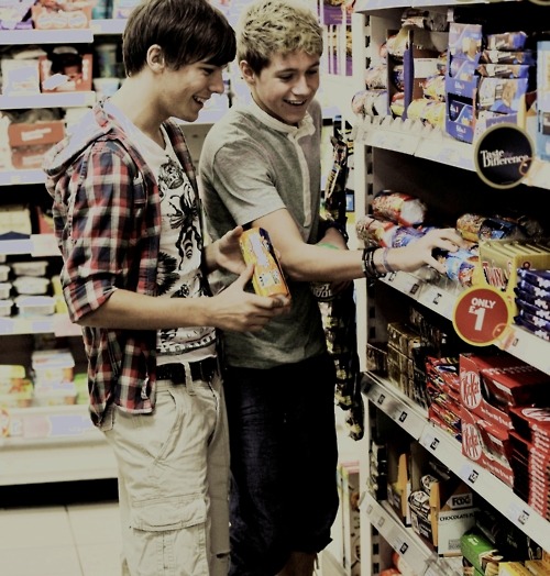 Only Niall &amp; Louis would laugh at a packet of biscuits