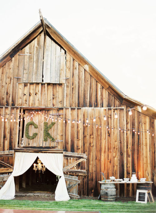 Now this is a nice way of decorating the barn if you're going for a 
