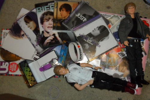 victimofbieberfever:  JUSTIN BIEBER GIVEAWAY. I will be giving away these following items. Signed US magazine Justin Bieber. Justin Bieber Limited Edition Collectors Watch Only 20 People in the WORLD have it, and the case is signed.  Justin Bieber Never Say Never Movie Justin Bieber Rise To Fame Movie, My World , My World 2.0 & Never Say Never Remix’s Justin Bieber Bracelet, (Justin Bieber <3 Justin Bieber) Justin Bieber Silly Bands  2 Justin Bieber Action Figures, (Baby & Somebody To Love)  REBLOG TO WIN. randomly picked,  must be following  http://victimofbieberfever.tumblr.com  (: enjoy and reblog 
