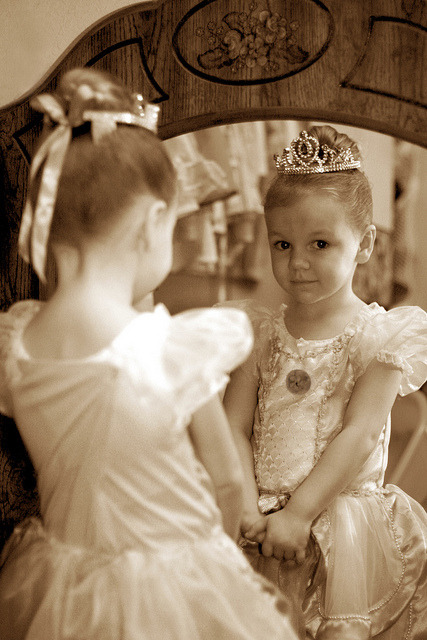 Princesa;
Olhe-se no espelho e agradeça a Deus por ter lhe feito tão bela aos olhos do Pai.